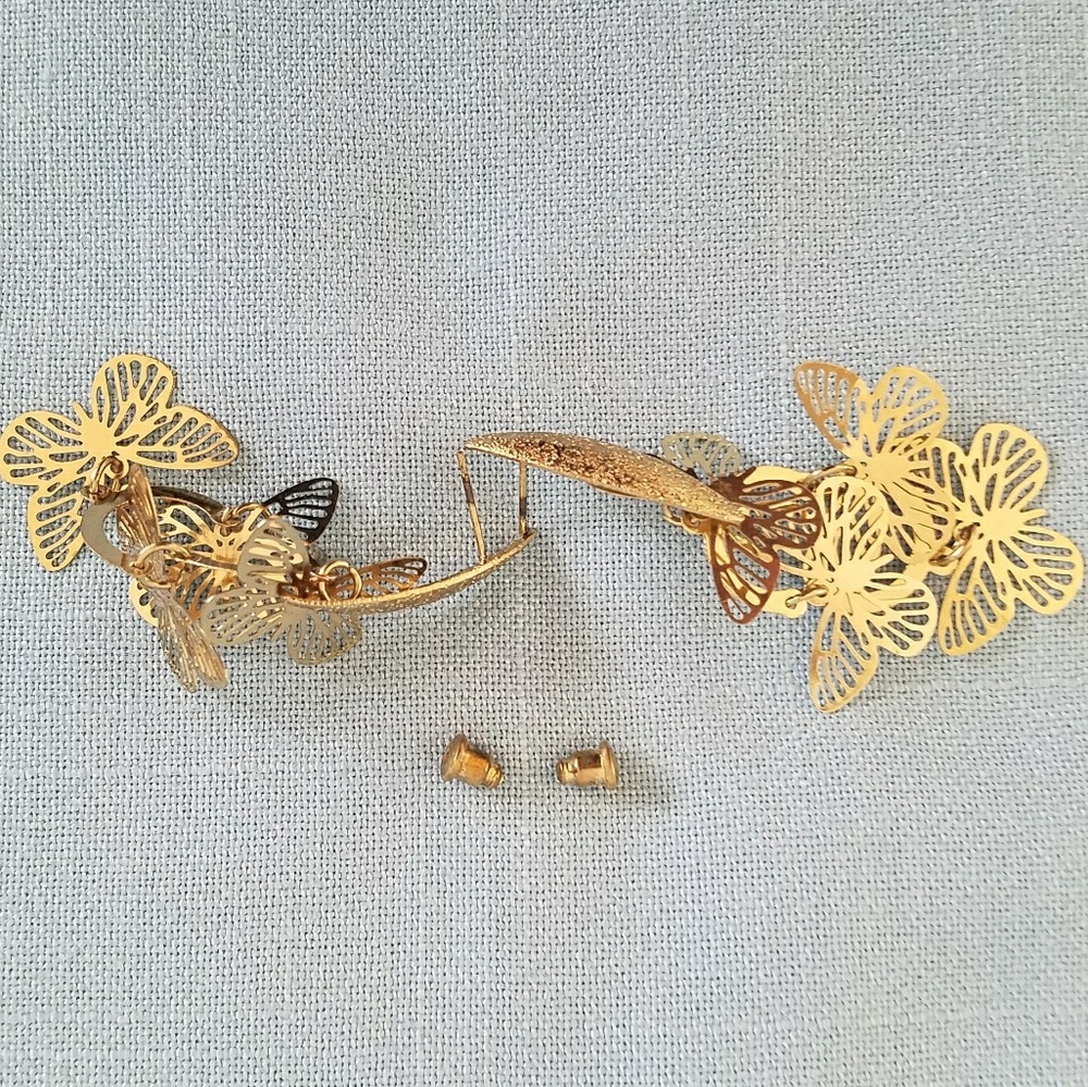 🚫SOLD ‼️3 for $12‼️HP🎉 NWOT Gold Tone Butterfly Dangle Earring - Picture 3 of 4